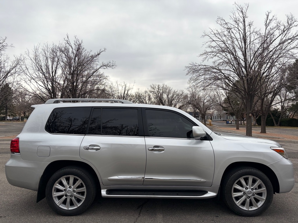 Lexus LX 570 4D SUV AWD w/3-Row 2011