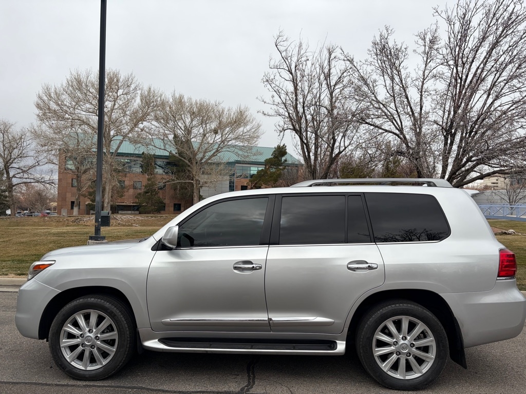 Lexus LX 570 4D SUV AWD w/3-Row 2011