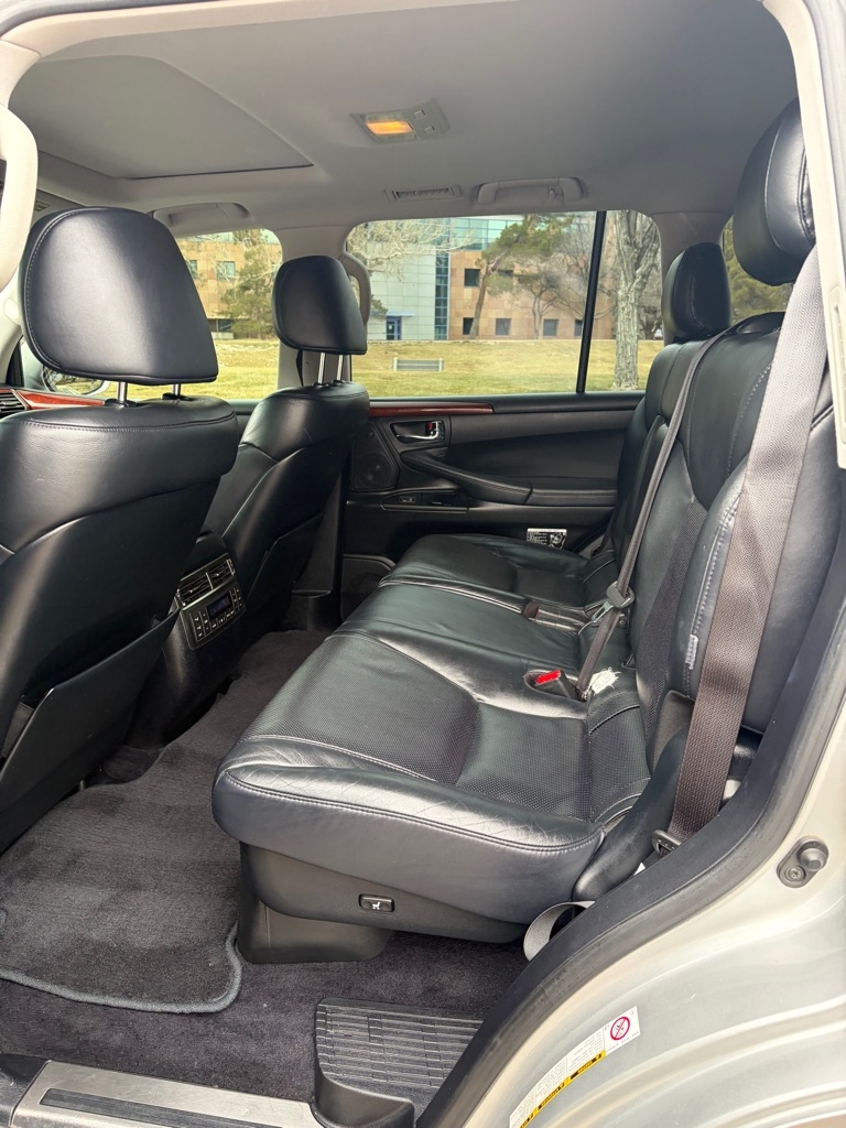 Lexus LX 570 4D SUV AWD w/3-Row 2011