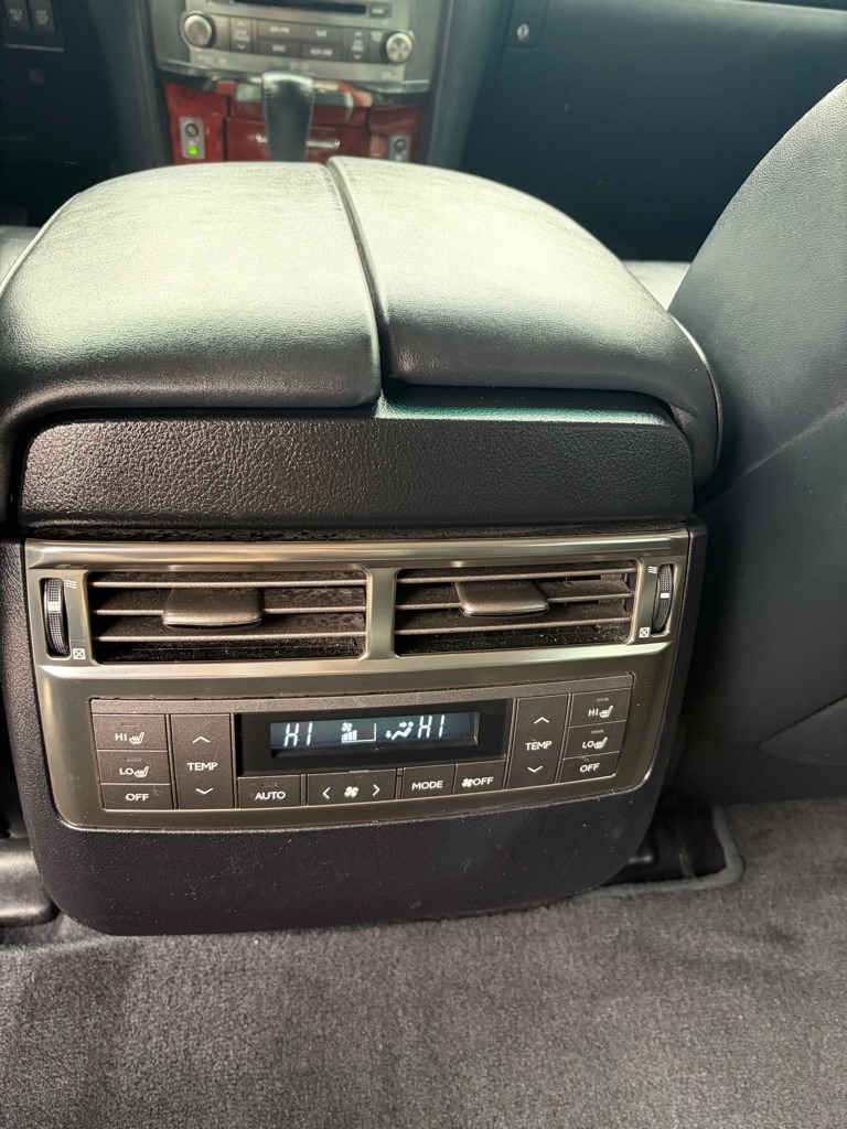 Lexus LX 570 4D SUV AWD w/3-Row 2011