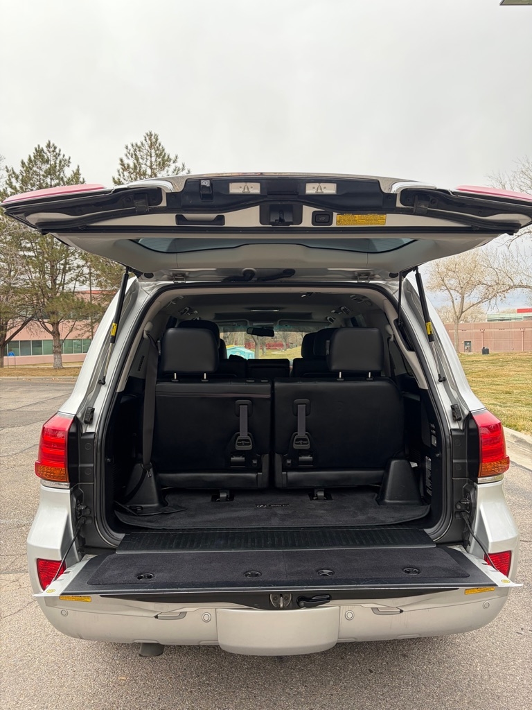 Lexus LX 570 4D SUV AWD w/3-Row 2011