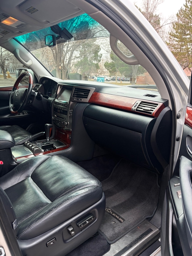 Lexus LX 570 4D SUV AWD w/3-Row 2011