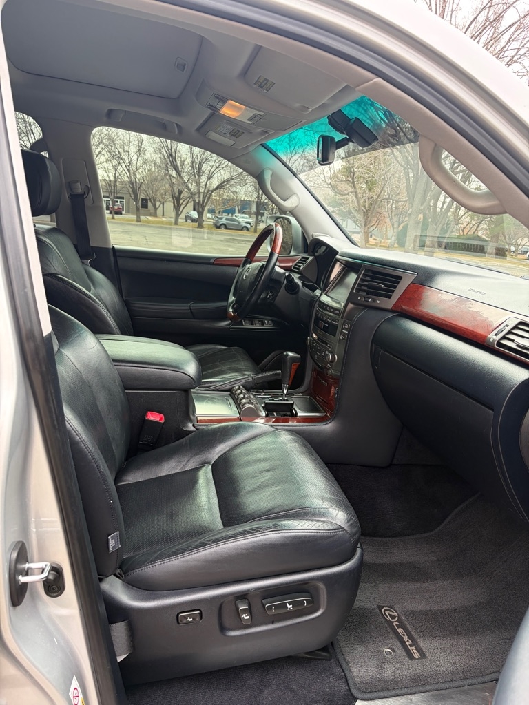 Lexus LX 570 4D SUV AWD w/3-Row 2011