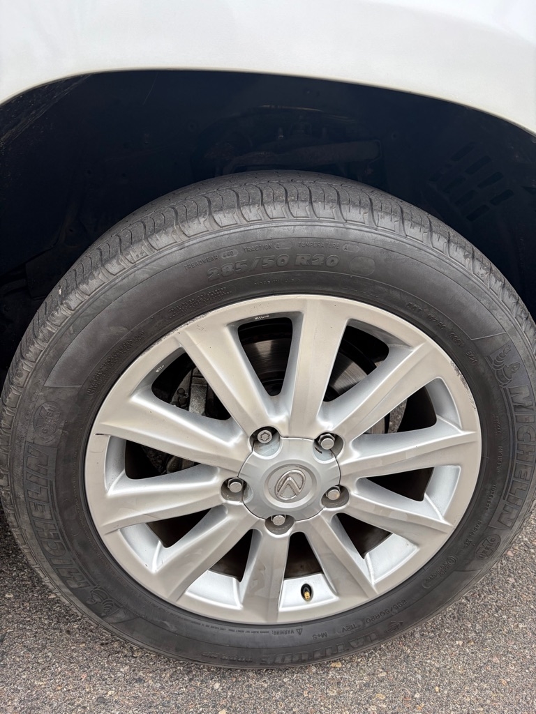 Lexus LX 570 4D SUV AWD w/3-Row 2011