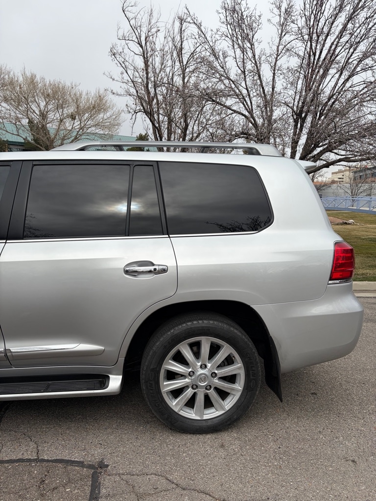 Lexus LX 570 4D SUV AWD w/3-Row 2011
