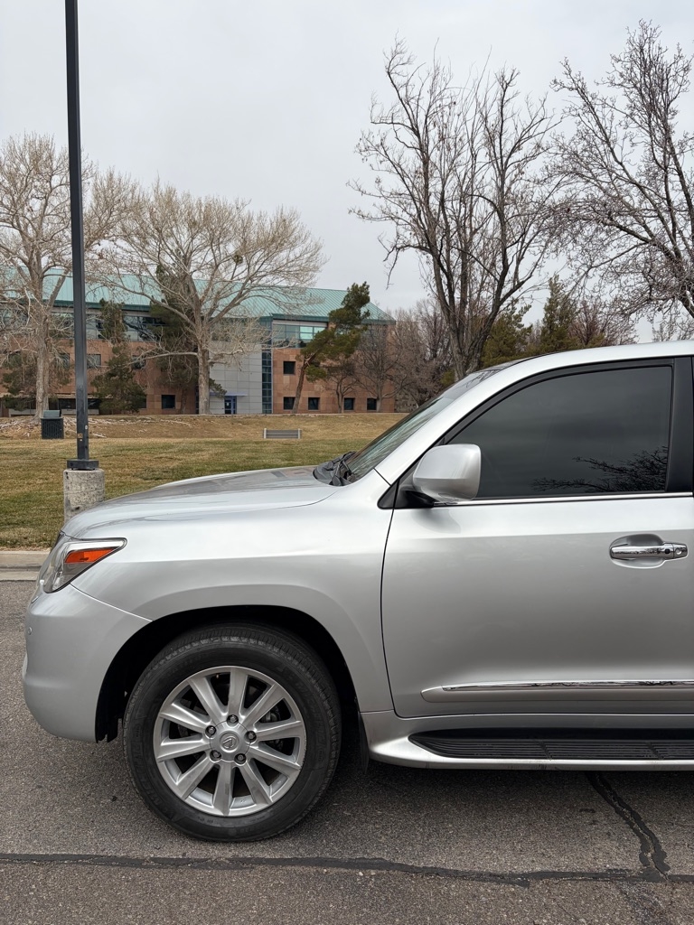 Lexus LX 570 4D SUV AWD w/3-Row 2011