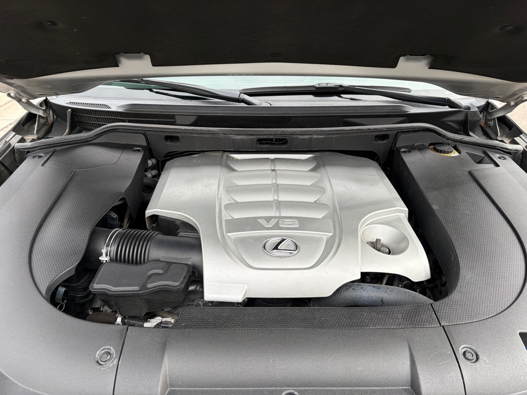 Lexus LX 570 4D SUV AWD w/3-Row 2011