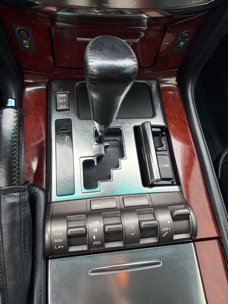 Lexus LX 570 4D SUV AWD w/3-Row 2011