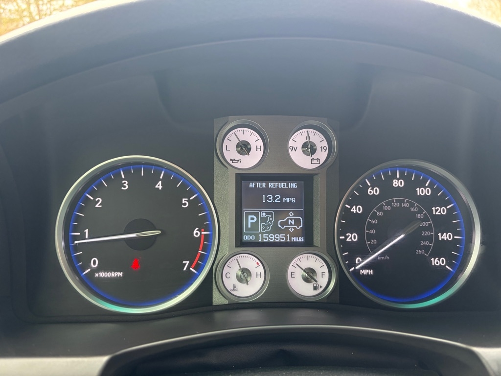 Lexus LX 570 4D SUV AWD w/3-Row 2011