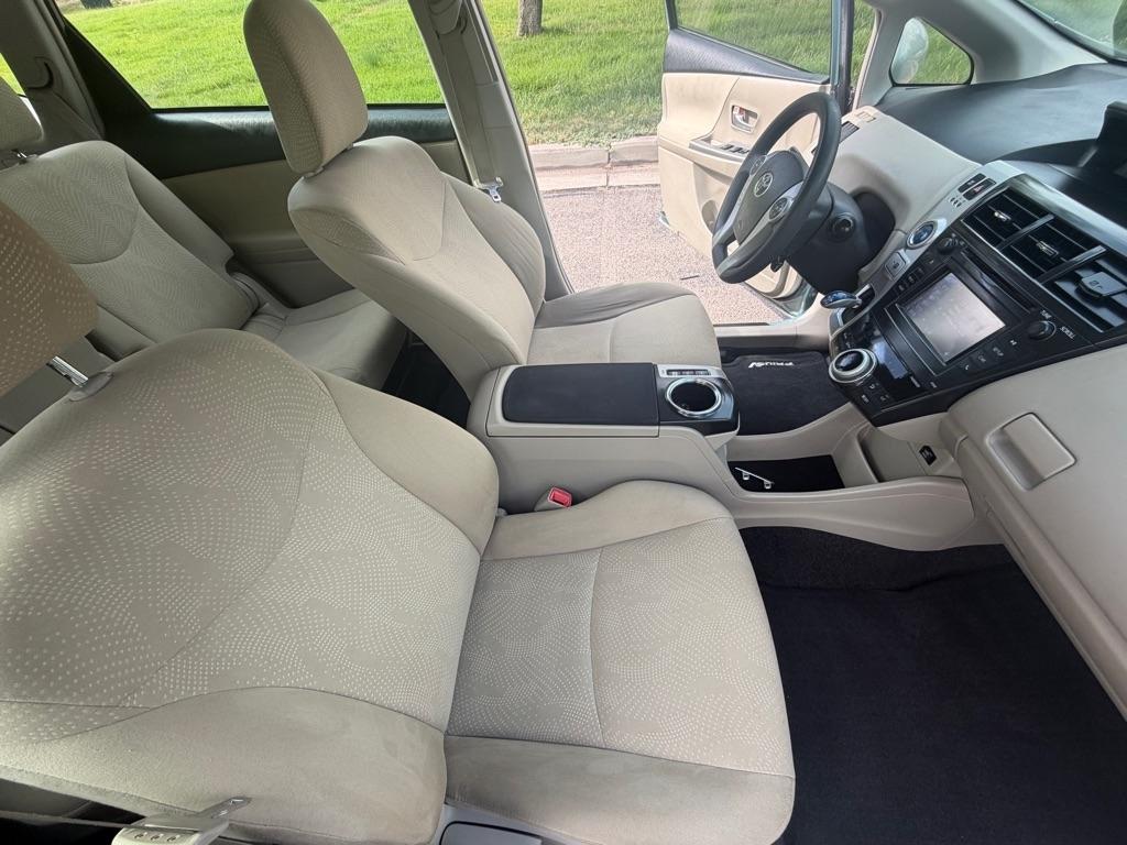 Toyota Prius V  2014