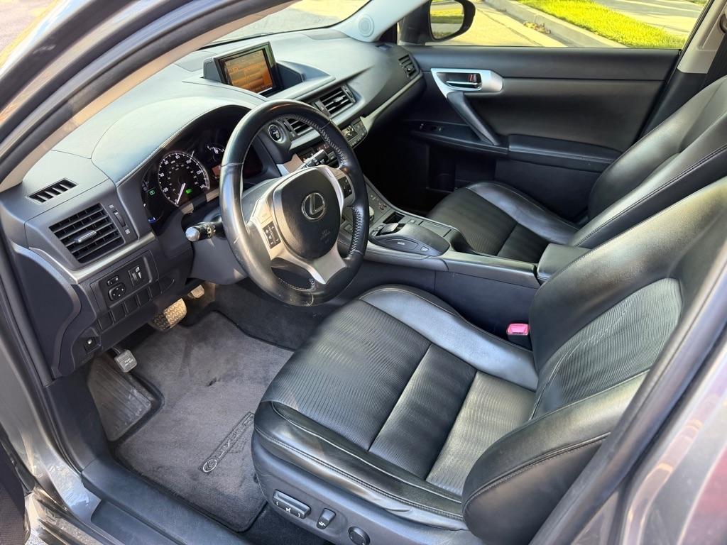 Lexus CT 200h  2012
