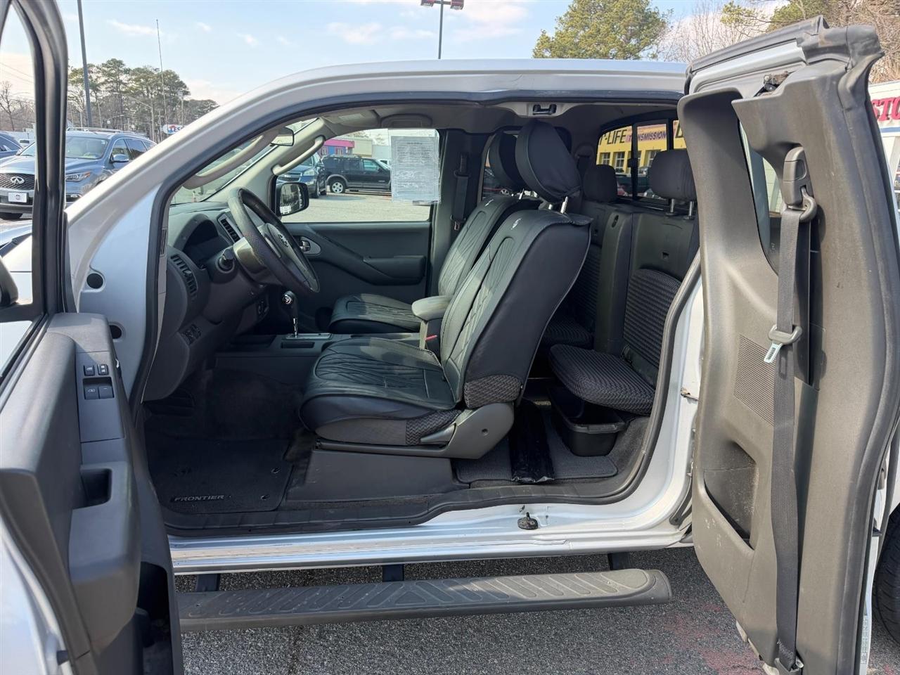 Nissan Frontier SV I4 King Cab 2WD 2011