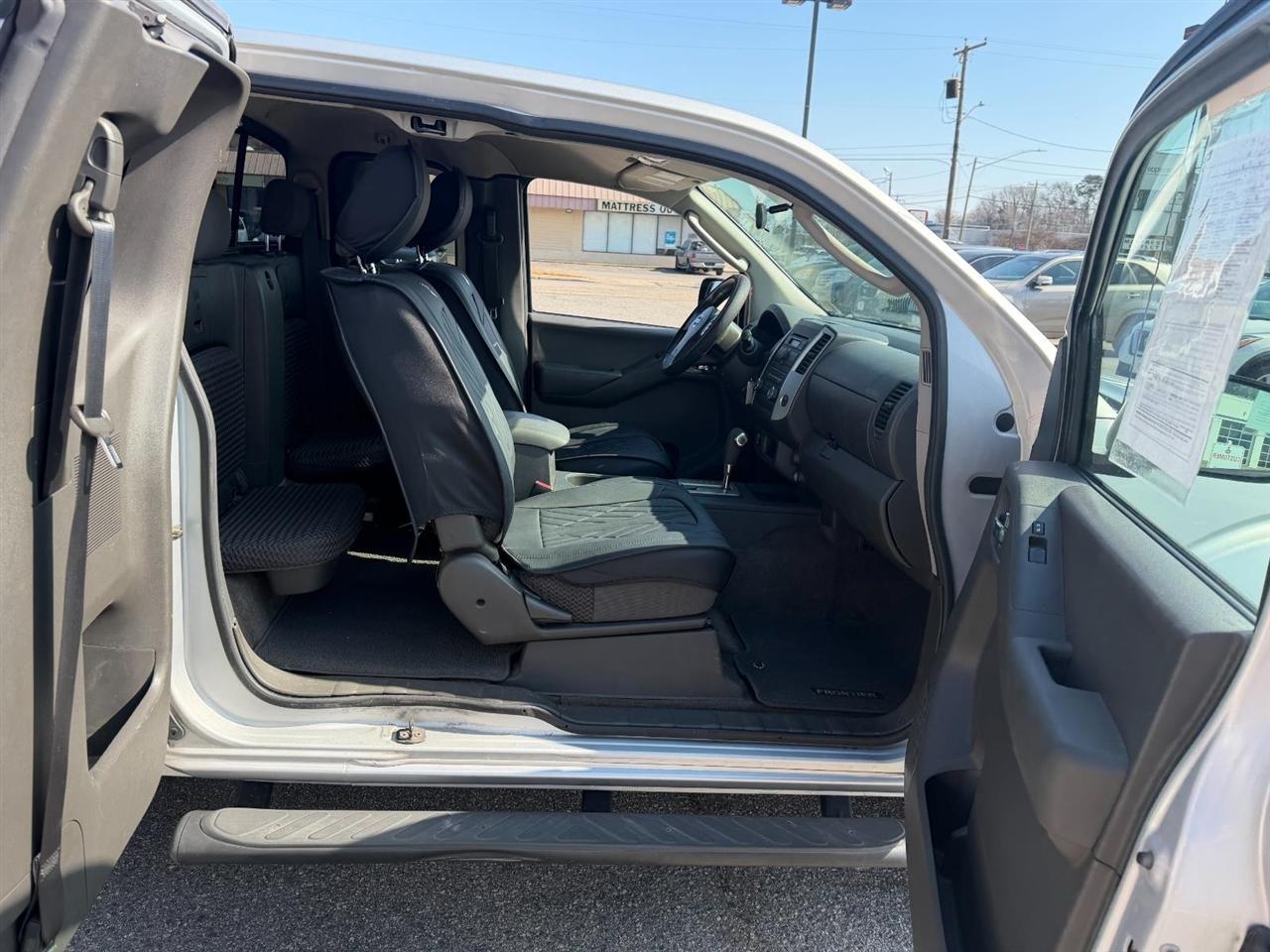 Nissan Frontier SV I4 King Cab 2WD 2011