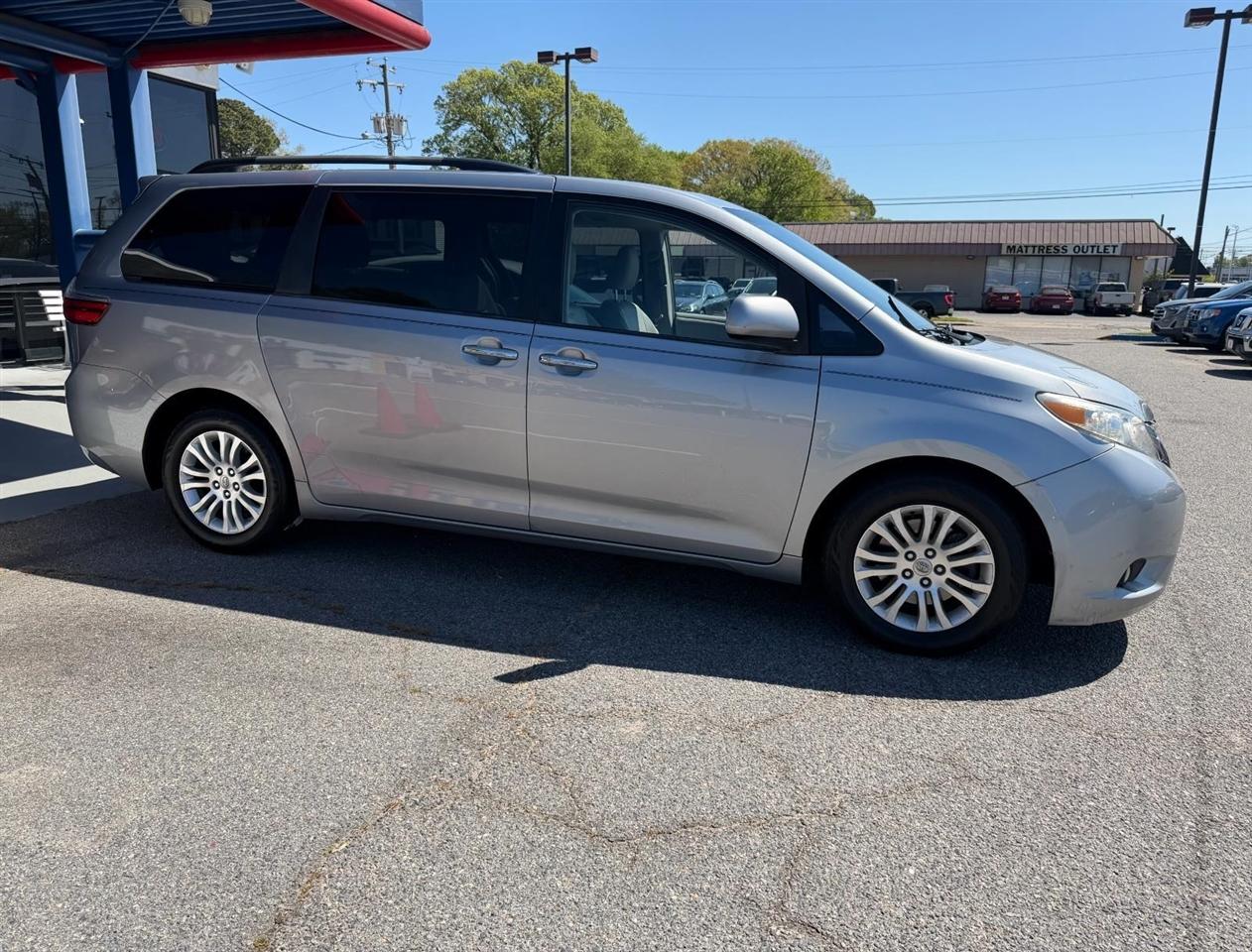 Toyota Sienna XLE FWD 8-Passenger V6 2015