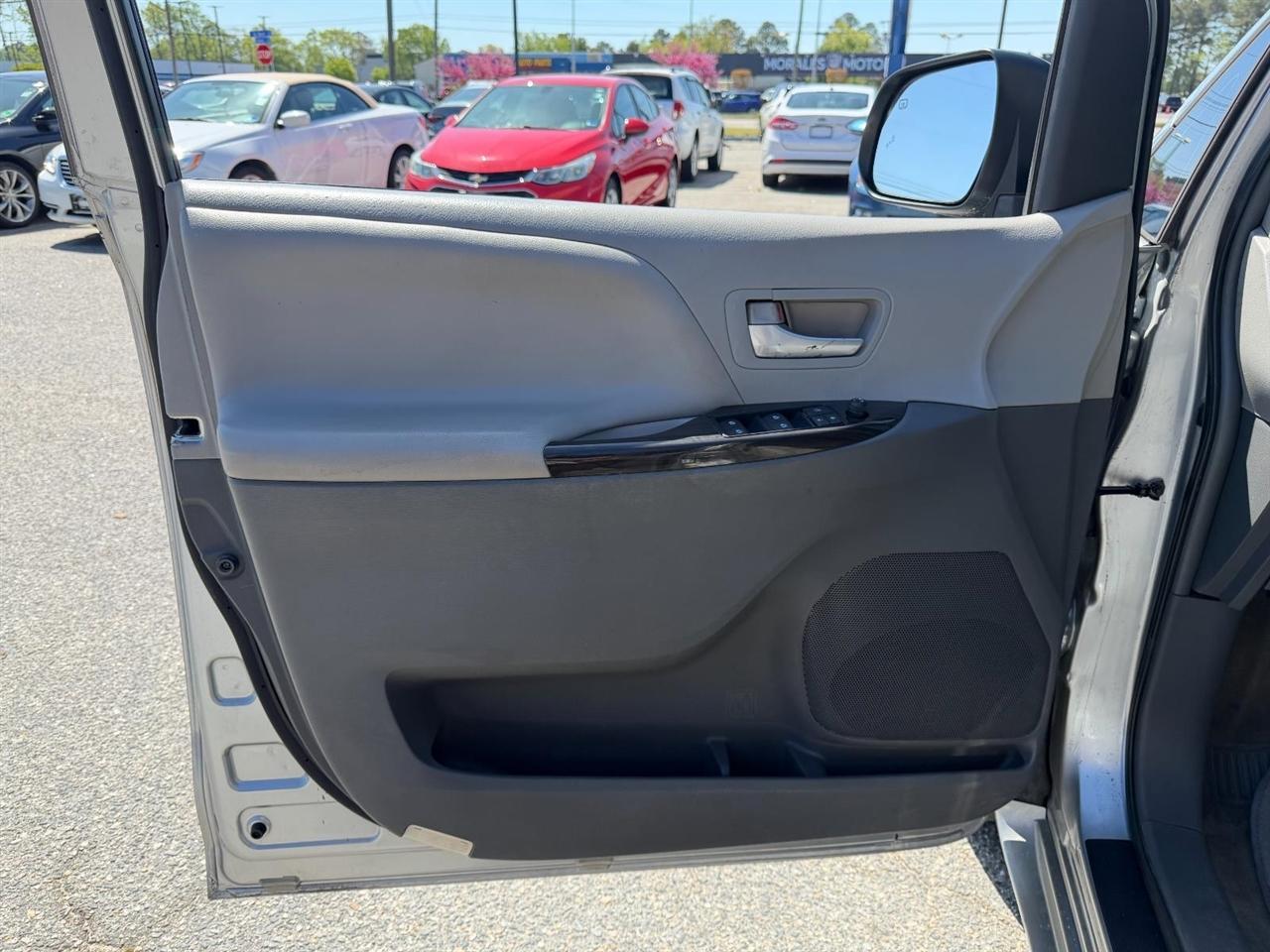 Toyota Sienna XLE FWD 8-Passenger V6 2015