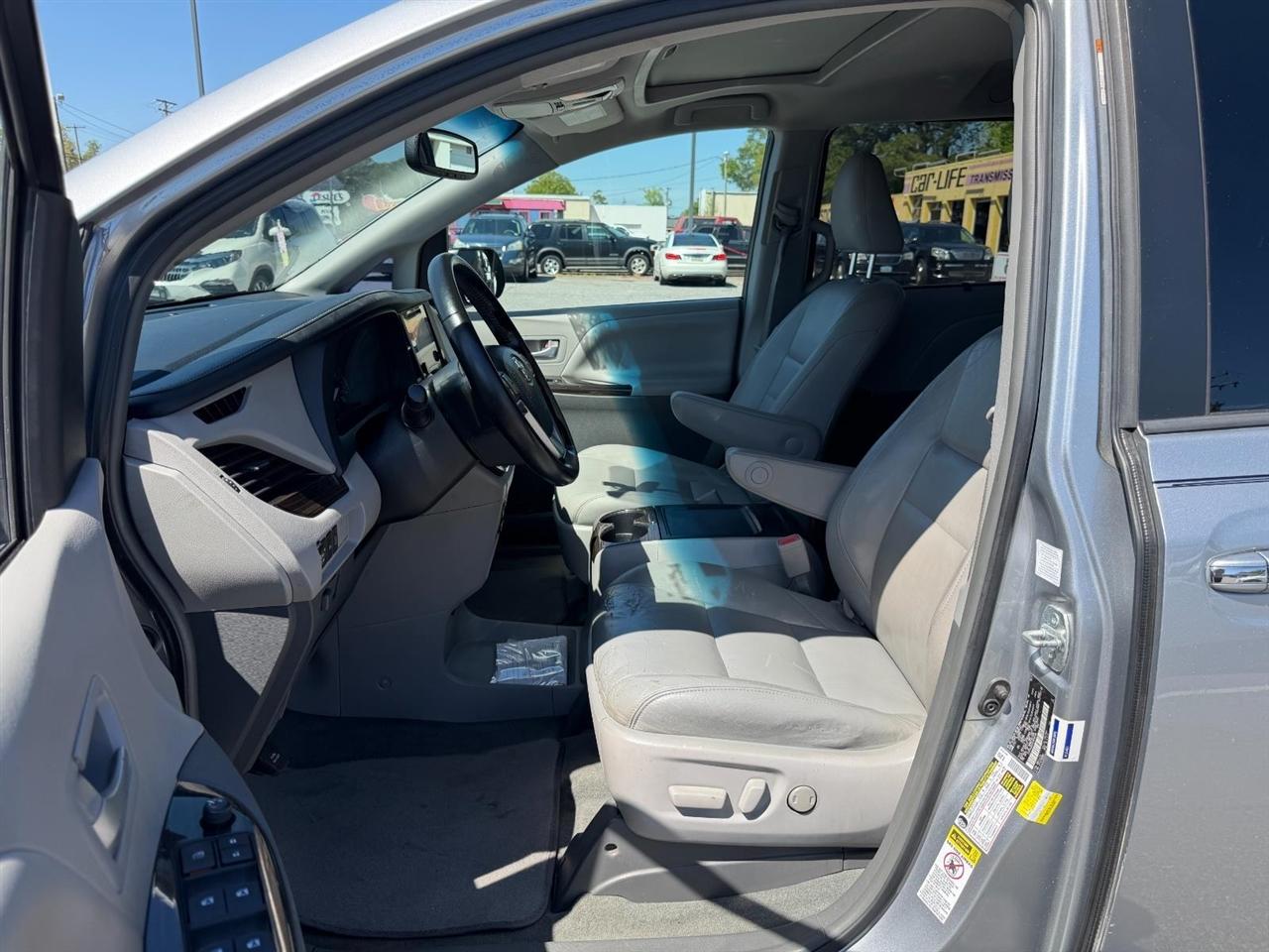 Toyota Sienna XLE FWD 8-Passenger V6 2015