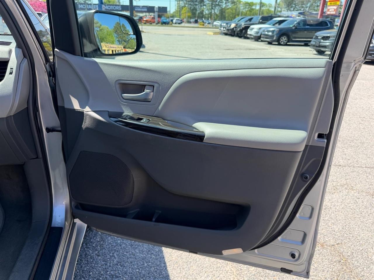 Toyota Sienna XLE FWD 8-Passenger V6 2015