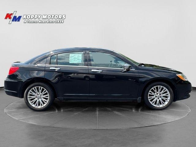 Chrysler 200  2011