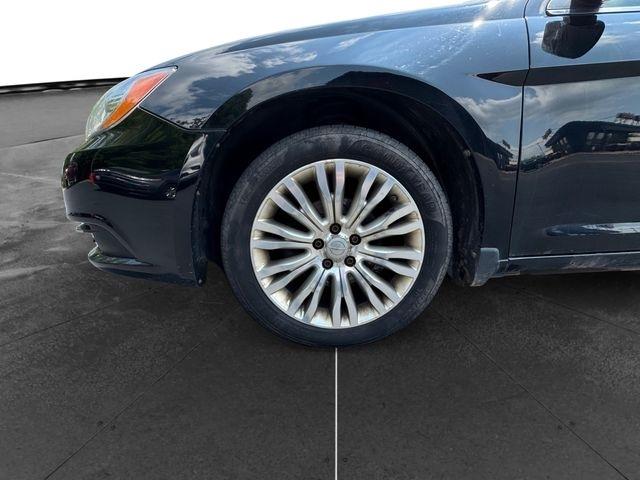 Chrysler 200  2011