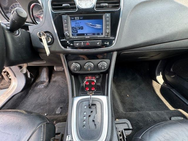 Chrysler 200  2011