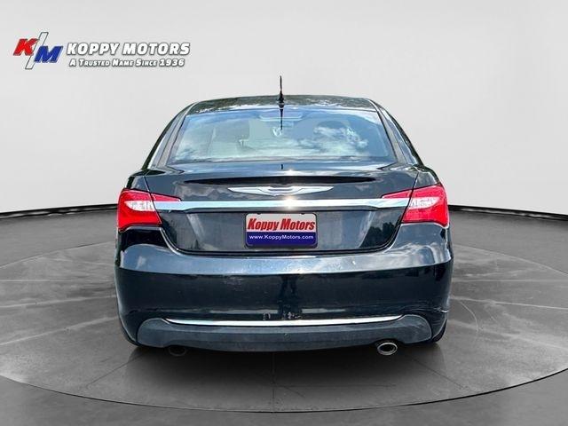 Chrysler 200  2011