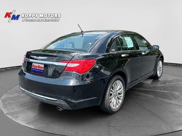 Chrysler 200  2011