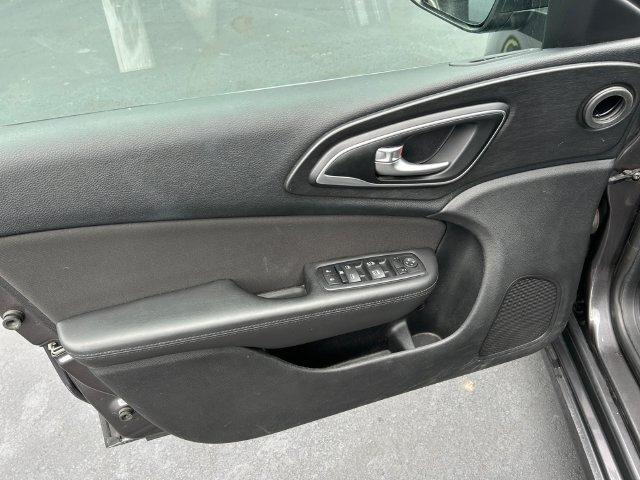 Chrysler 200  2016