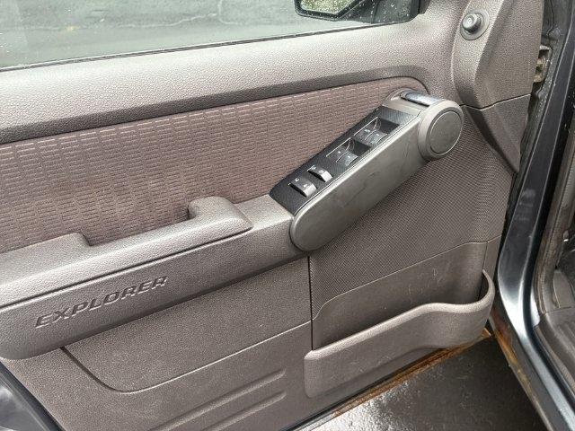 Ford Explorer photo 11