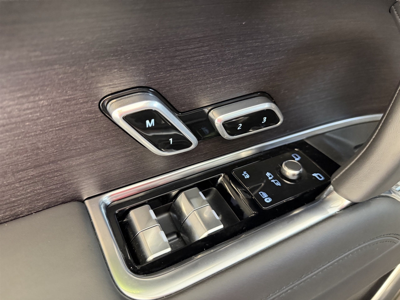 Land Rover Range Rover Autobiography LWB 5 2025 Land Rover Range Rover Autobiography LWB 5 2025