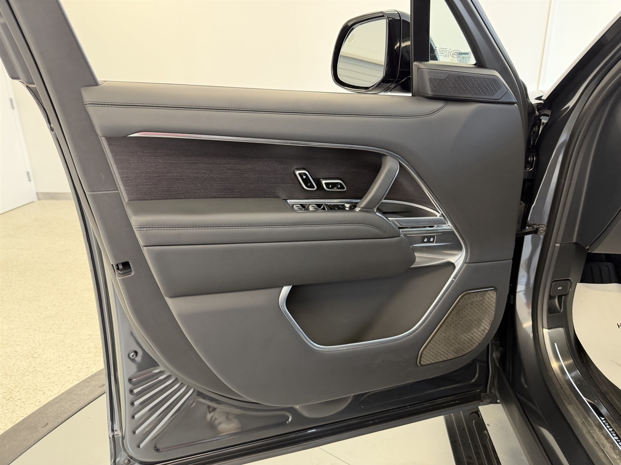 Land Rover Range Rover Autobiography LWB 5 2025 Land Rover Range Rover Autobiography LWB 5 2025