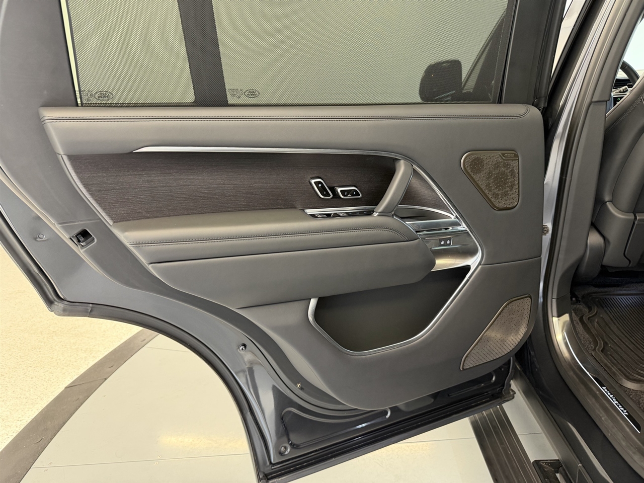 Land Rover Range Rover Autobiography LWB 5 2025 Land Rover Range Rover Autobiography LWB 5 2025