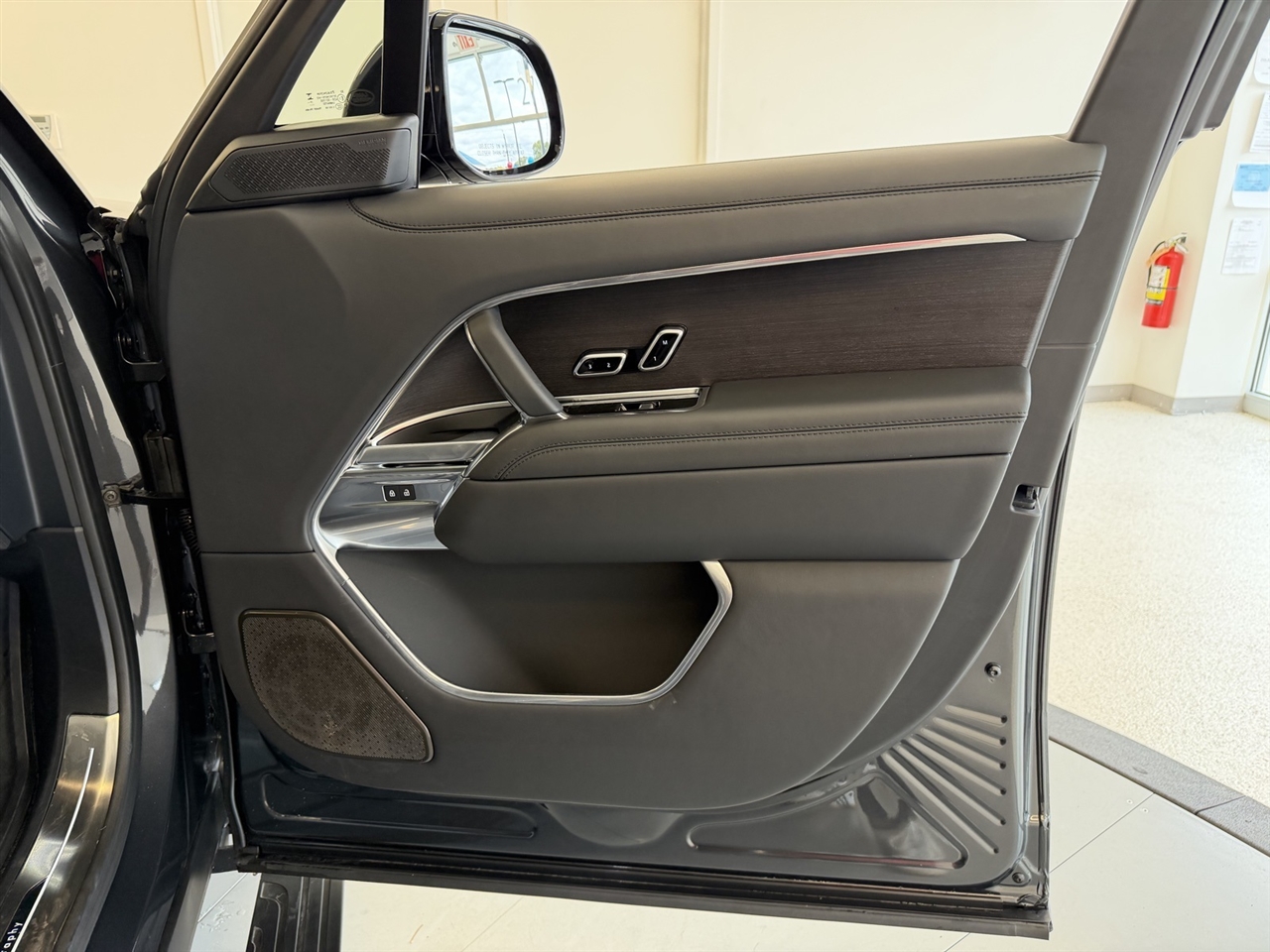 Land Rover Range Rover Autobiography LWB 5 2025 Land Rover Range Rover Autobiography LWB 5 2025