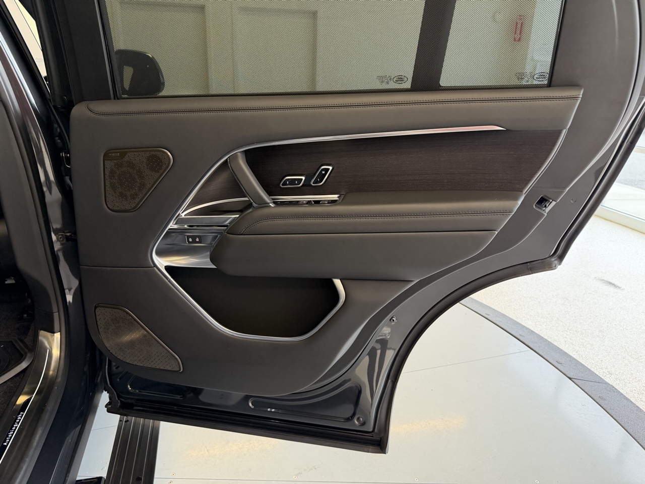 Land Rover Range Rover Autobiography LWB 5 2025 Land Rover Range Rover Autobiography LWB 5 2025