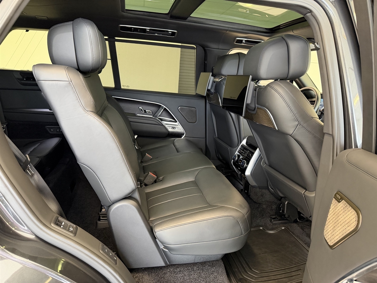 Land Rover Range Rover Autobiography LWB 5 2025 Land Rover Range Rover Autobiography LWB 5 2025