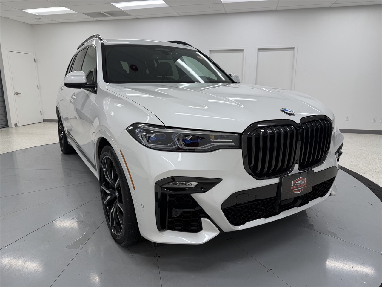2020 BMW X7 M50i's photo