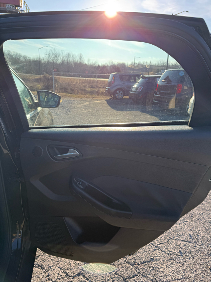 Ford Focus Titanium Sedan 2012