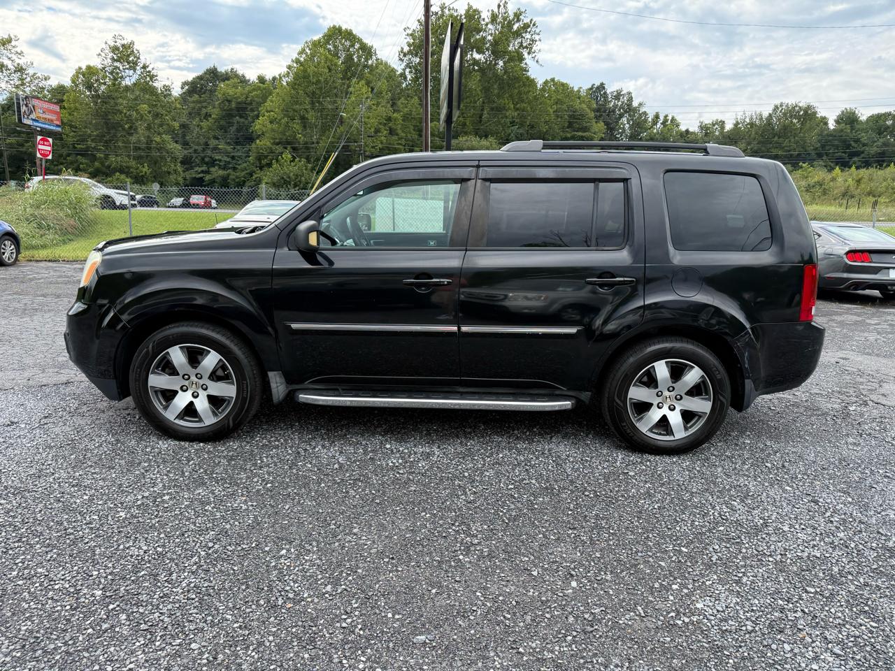 Honda Pilot Touring 4WD 5-Spd AT with DVD 2012