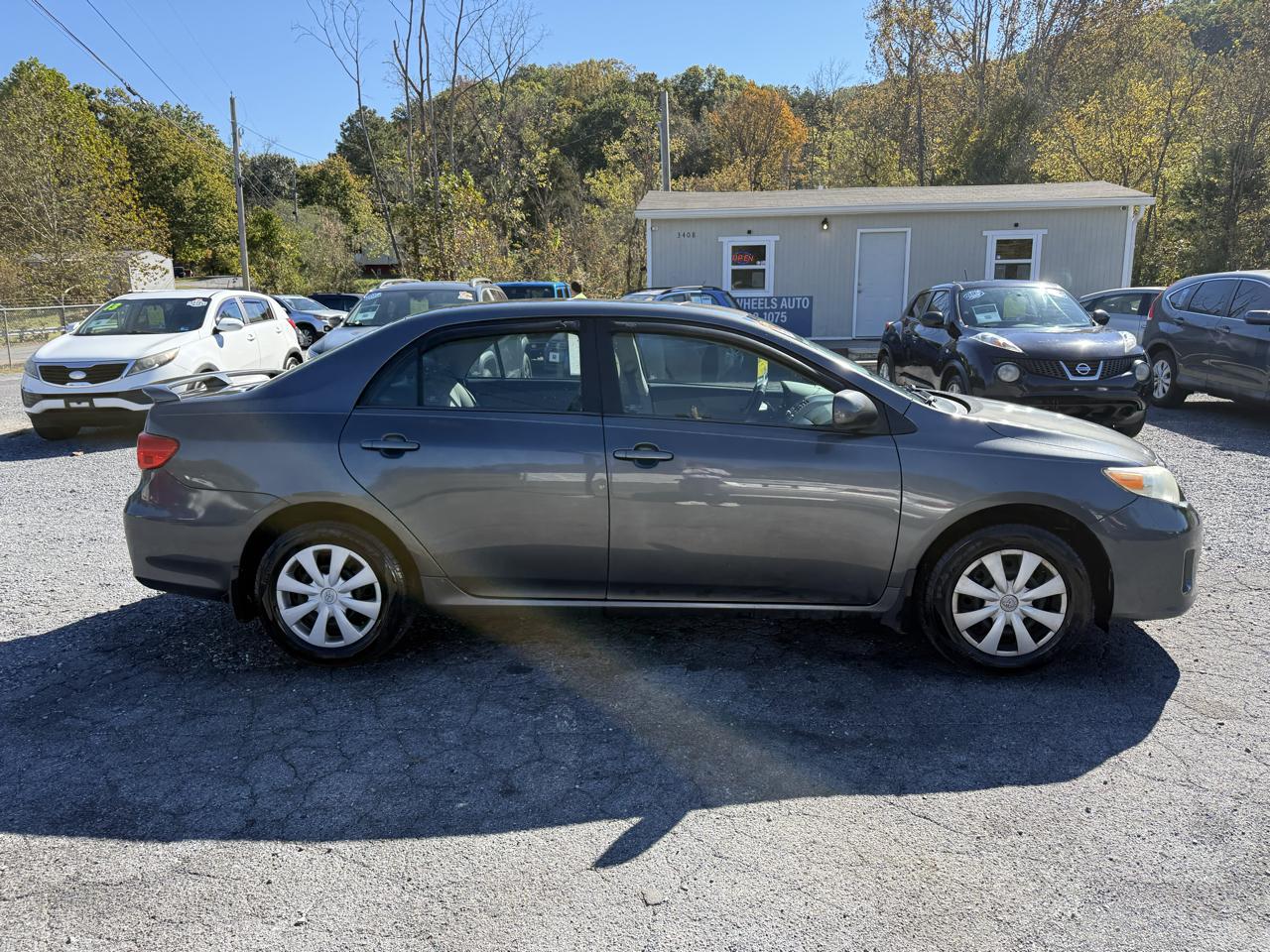 Toyota Corolla LE 4-Speed AT 2011