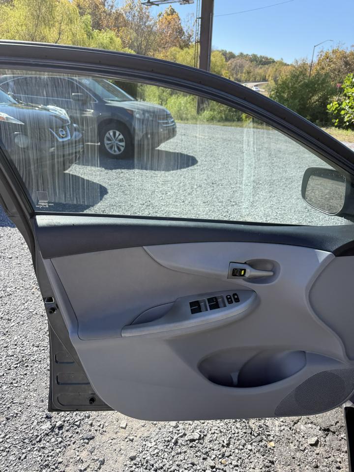 Toyota Corolla LE 4-Speed AT 2011