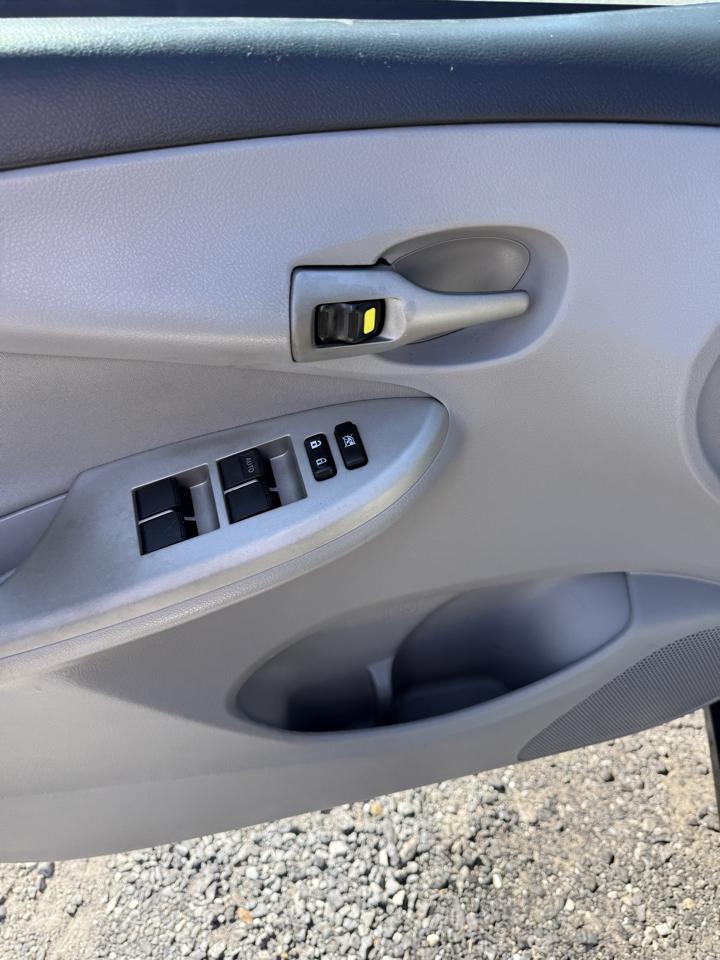 Toyota Corolla LE 4-Speed AT 2011