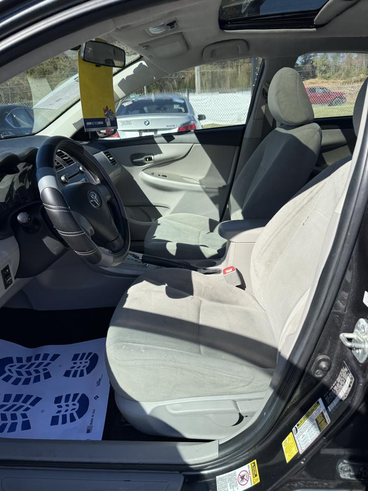 Toyota Corolla LE 4-Speed AT 2011