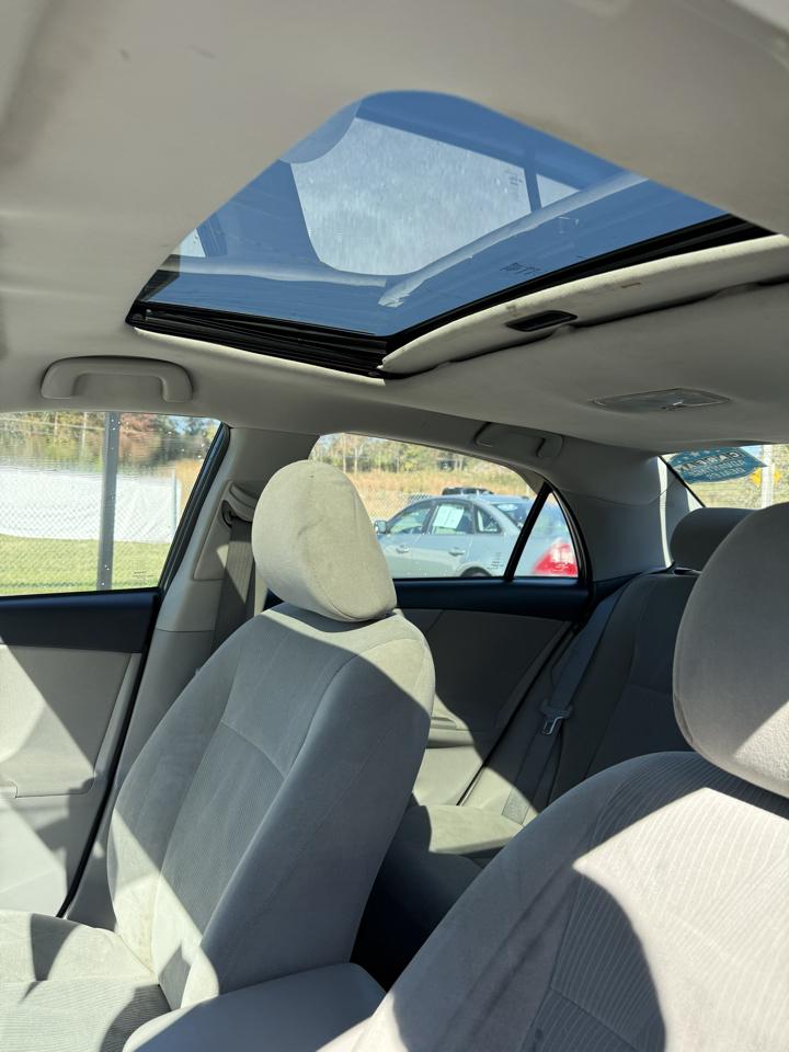 Toyota Corolla LE 4-Speed AT 2011