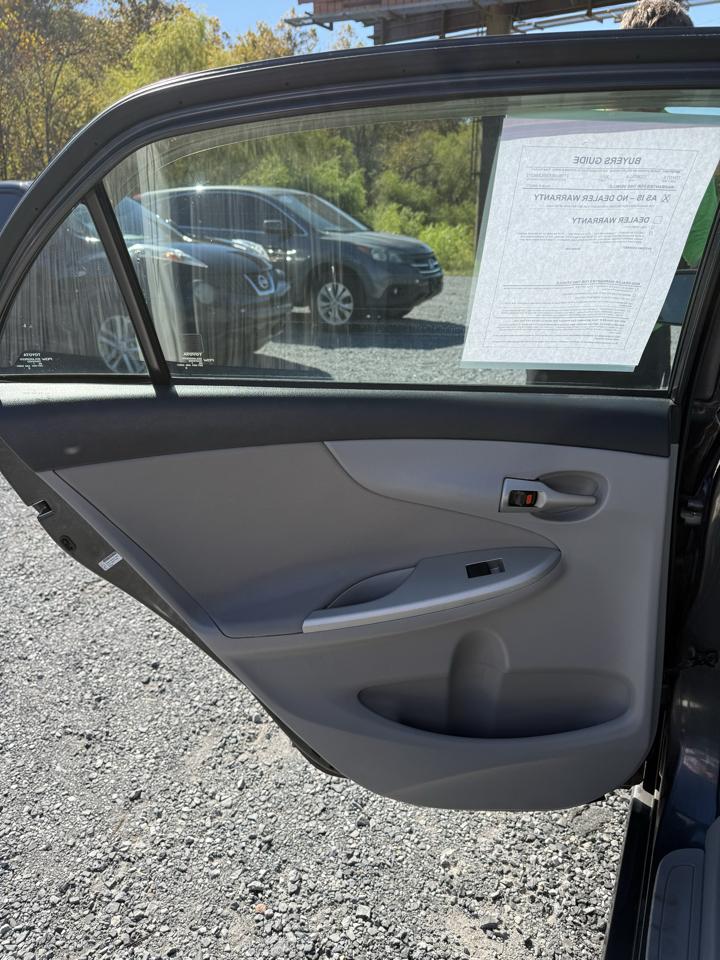 Toyota Corolla LE 4-Speed AT 2011
