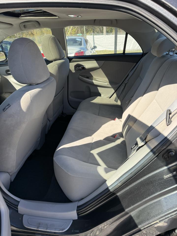 Toyota Corolla LE 4-Speed AT 2011