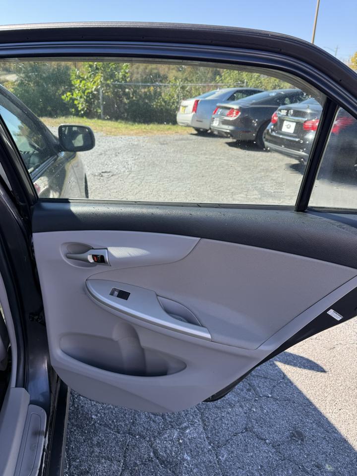 Toyota Corolla LE 4-Speed AT 2011