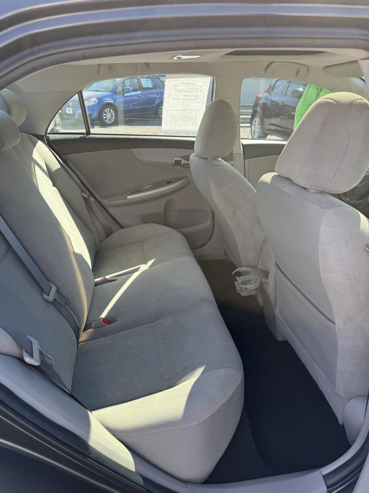 Toyota Corolla LE 4-Speed AT 2011