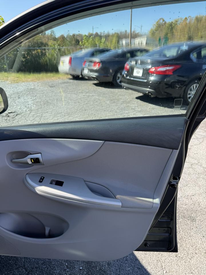 Toyota Corolla LE 4-Speed AT 2011