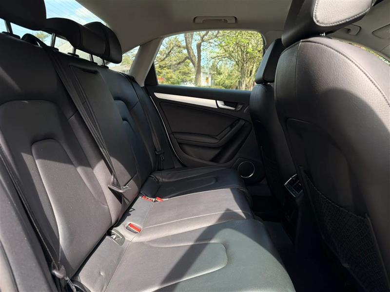 Audi A4 2.0T Sedan quattro Tiptronic 2012