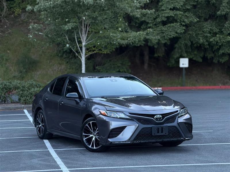 Toyota Camry SE 2020