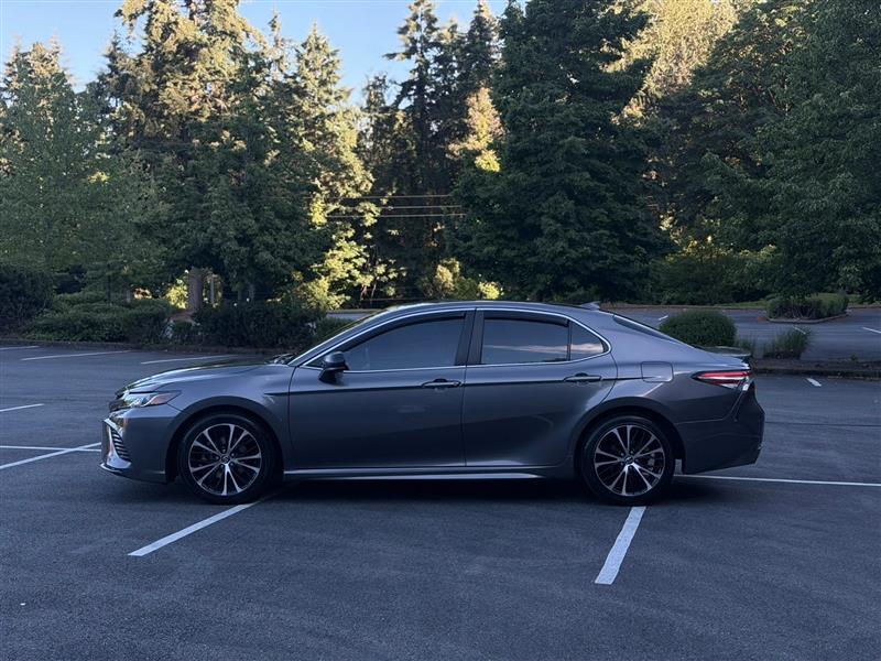 Toyota Camry SE 2020